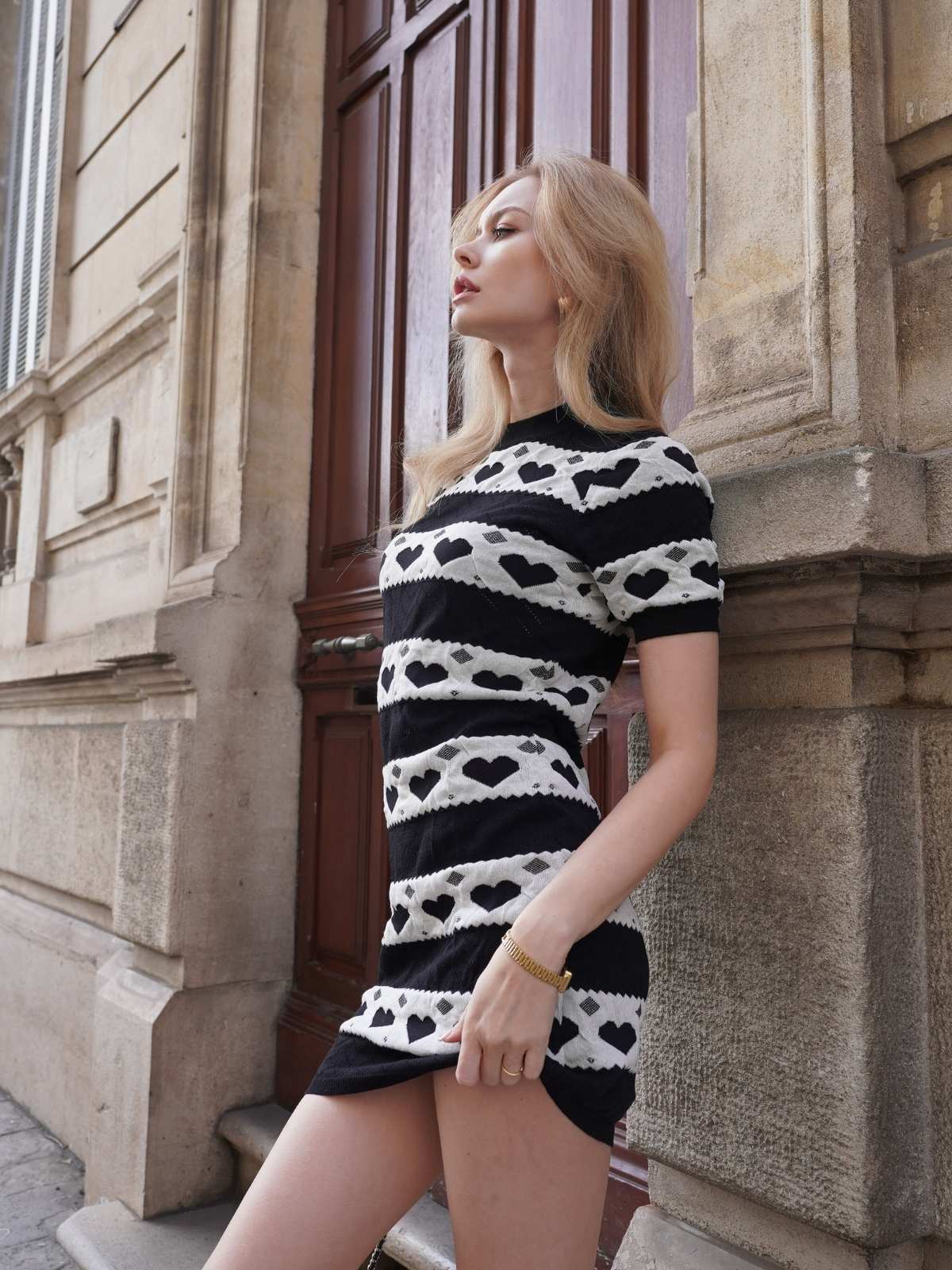 Robe tricotée noire à cœur contrastant des années 1960 - Image 2