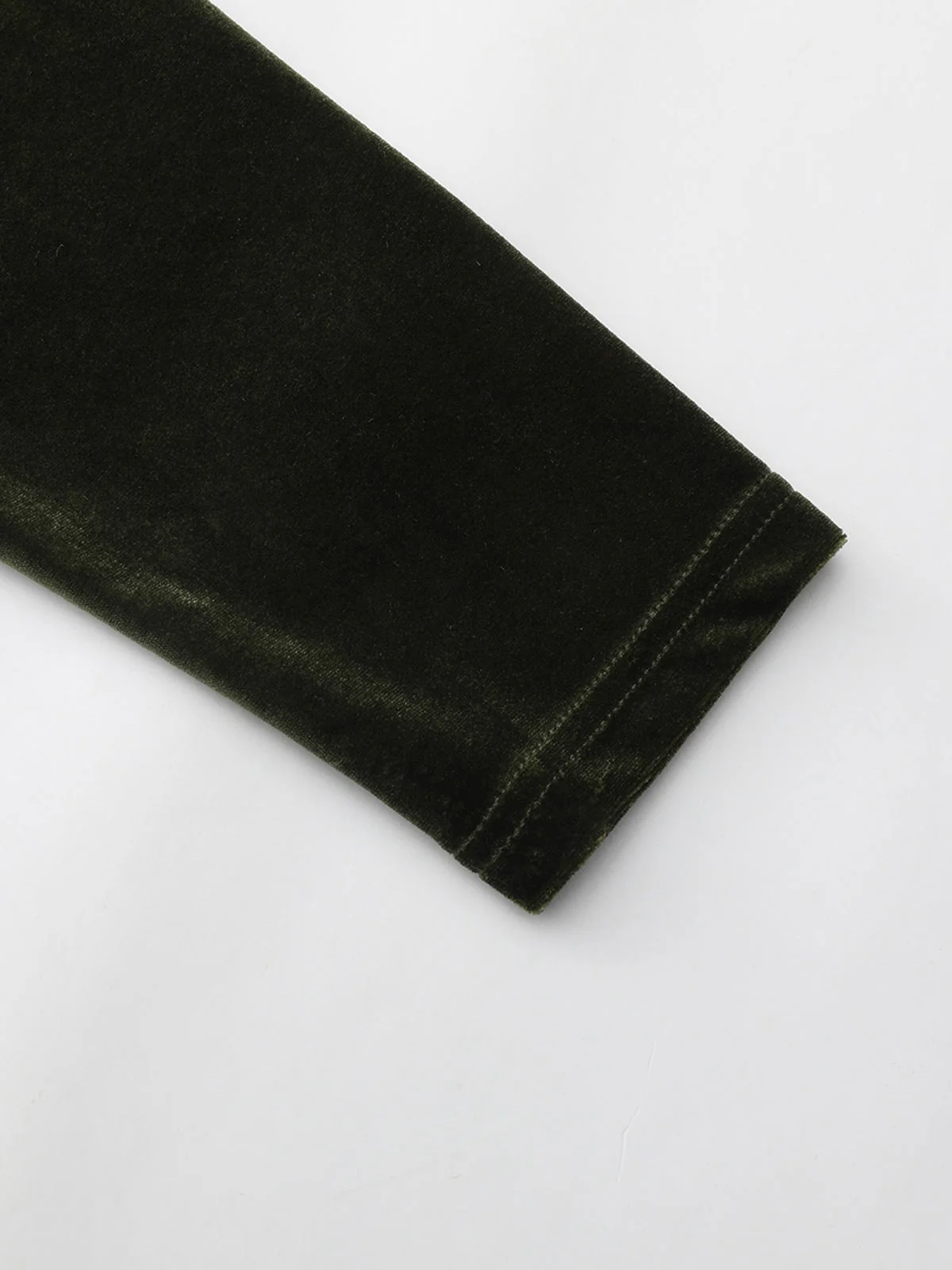 Robe verte en velours manches bouffantes col en V profond et froncées des années 1940 - Image 10