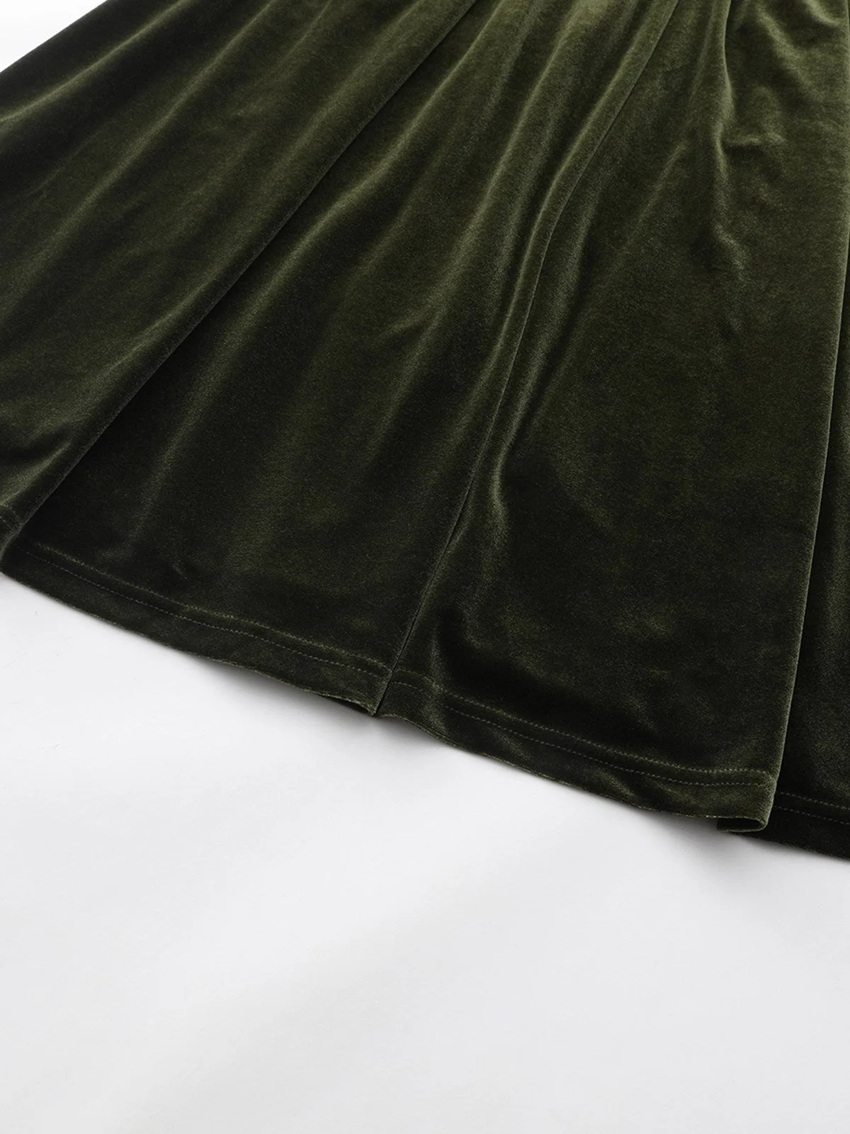 Robe verte en velours manches bouffantes col en V profond et froncées des années 1940 - Image 13