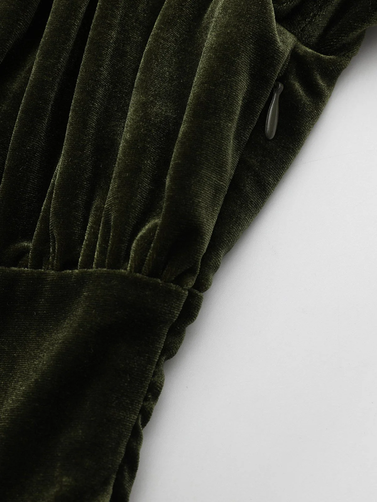 Robe verte en velours manches bouffantes col en V profond et froncées des années 1940 - Image 6