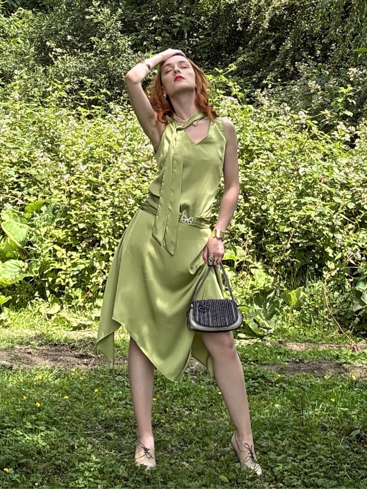 Robe verte ourlet mouchoir scintillant 1920s