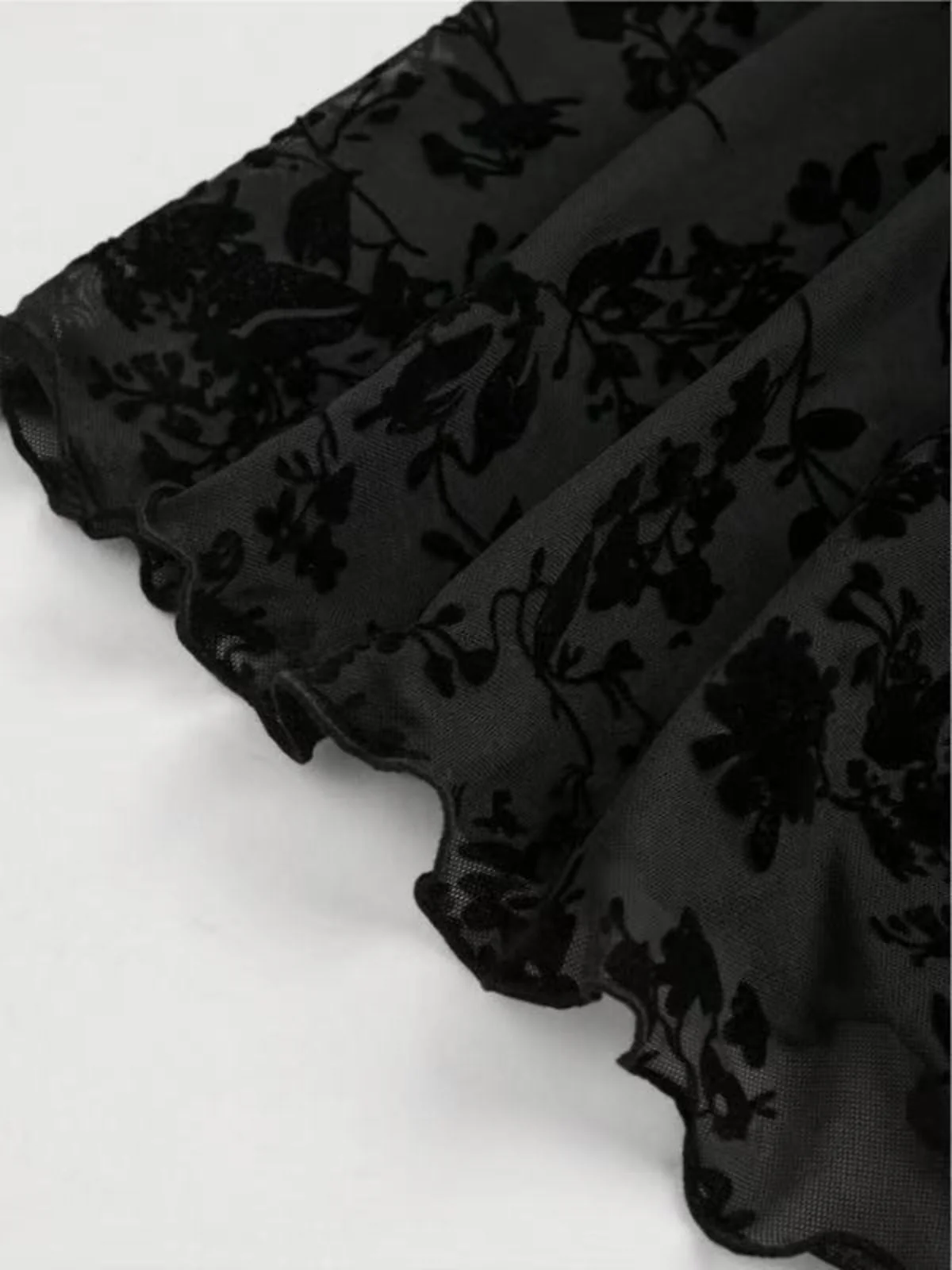 Robe vin rouge en dentelle florale manches évasées des années 1950 - Image 13