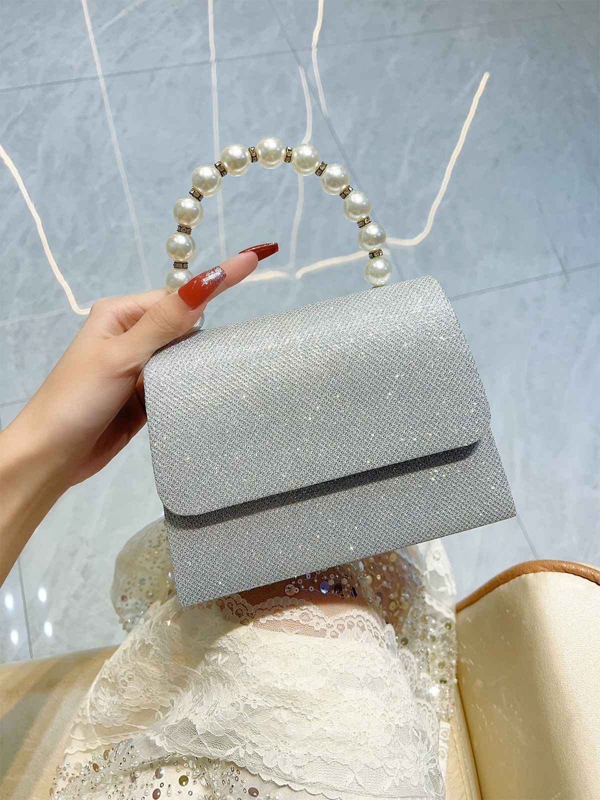 Sac à main vintage argenté à strass et fausses perles - Image 2