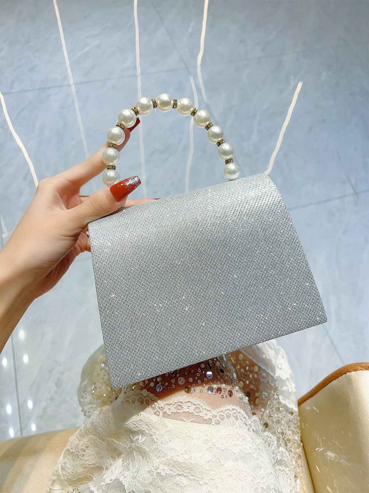 Sac à main vintage argenté à strass et fausses perles - Image 3