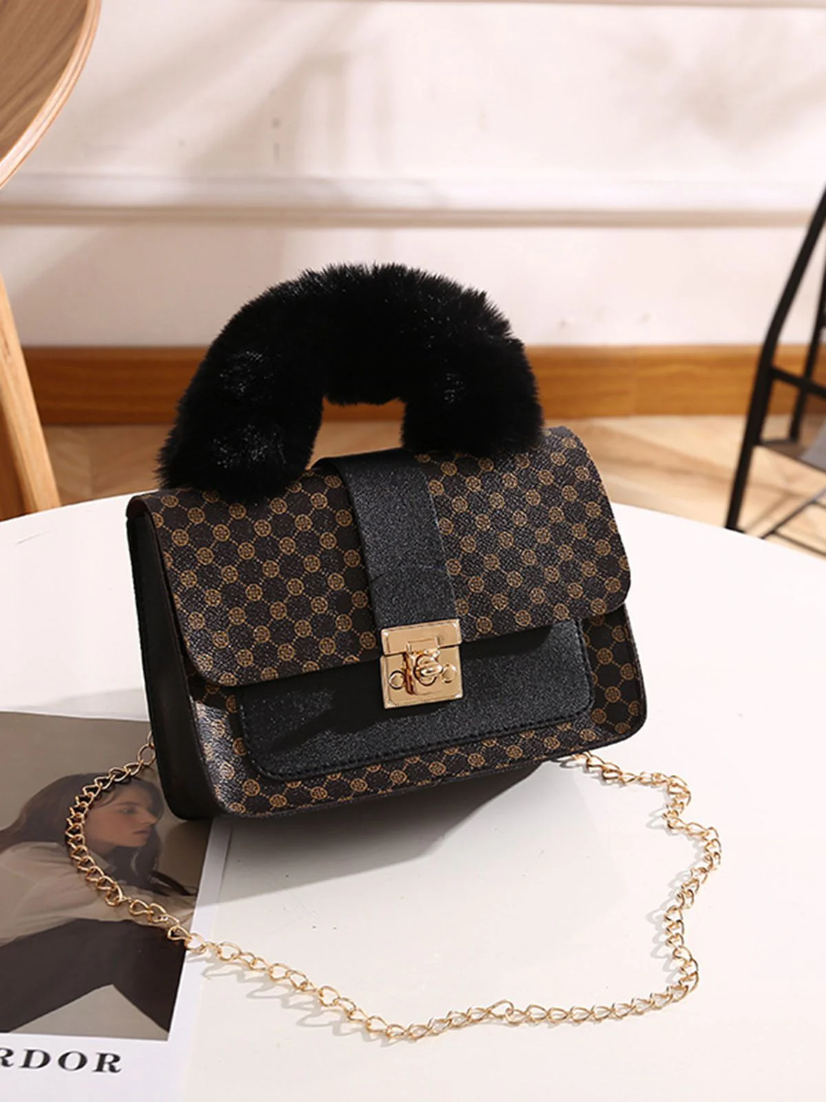 Sac mini à bandoulière vintage avec poignée en fausse fourrure - Image 2